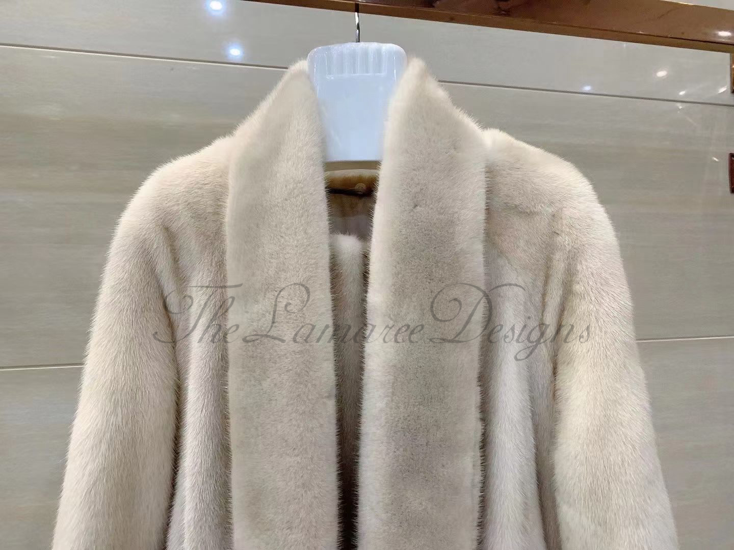 معطف فرو المنك الدنماركي