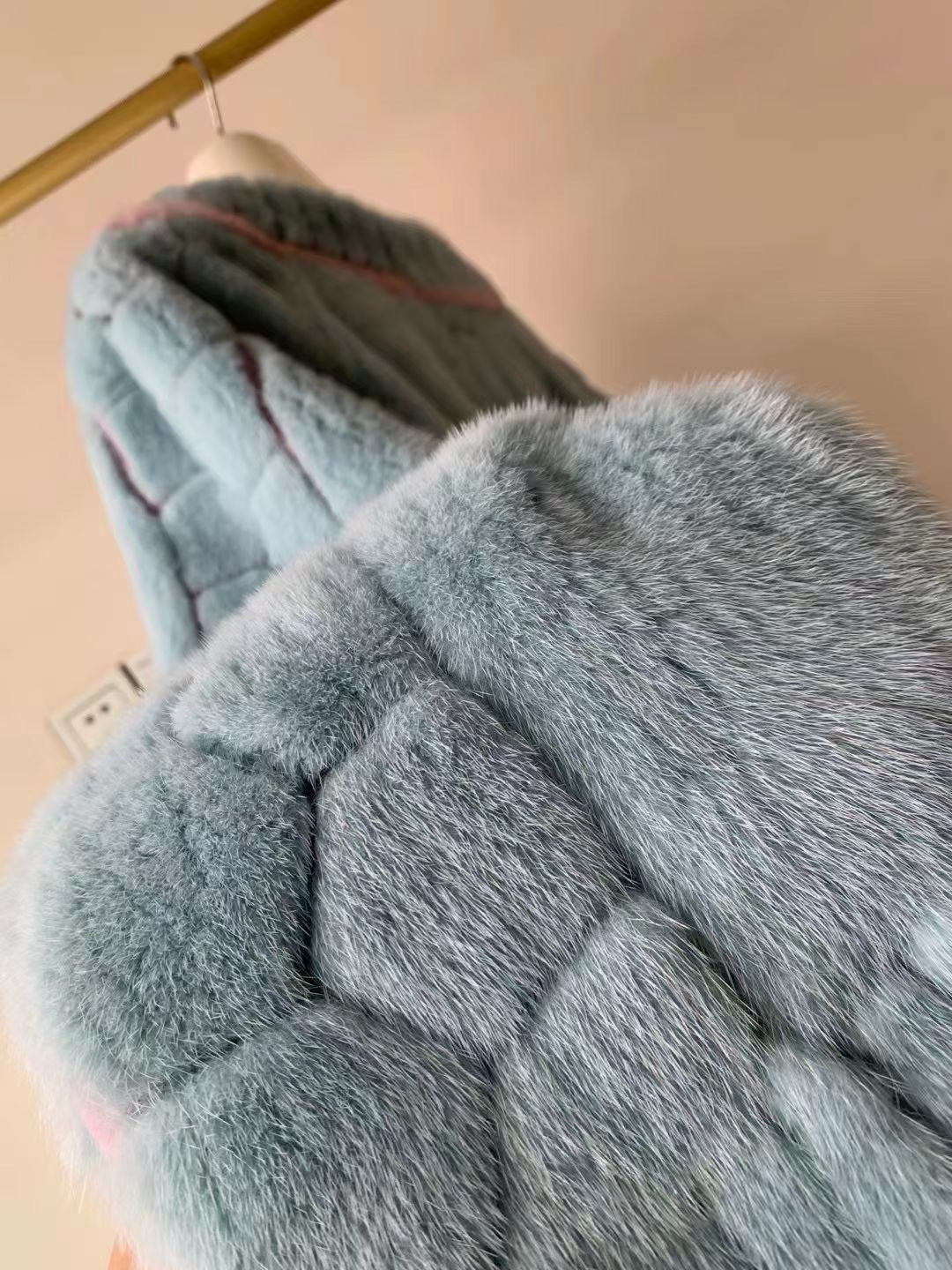 معطف فرو المنك الدنماركي