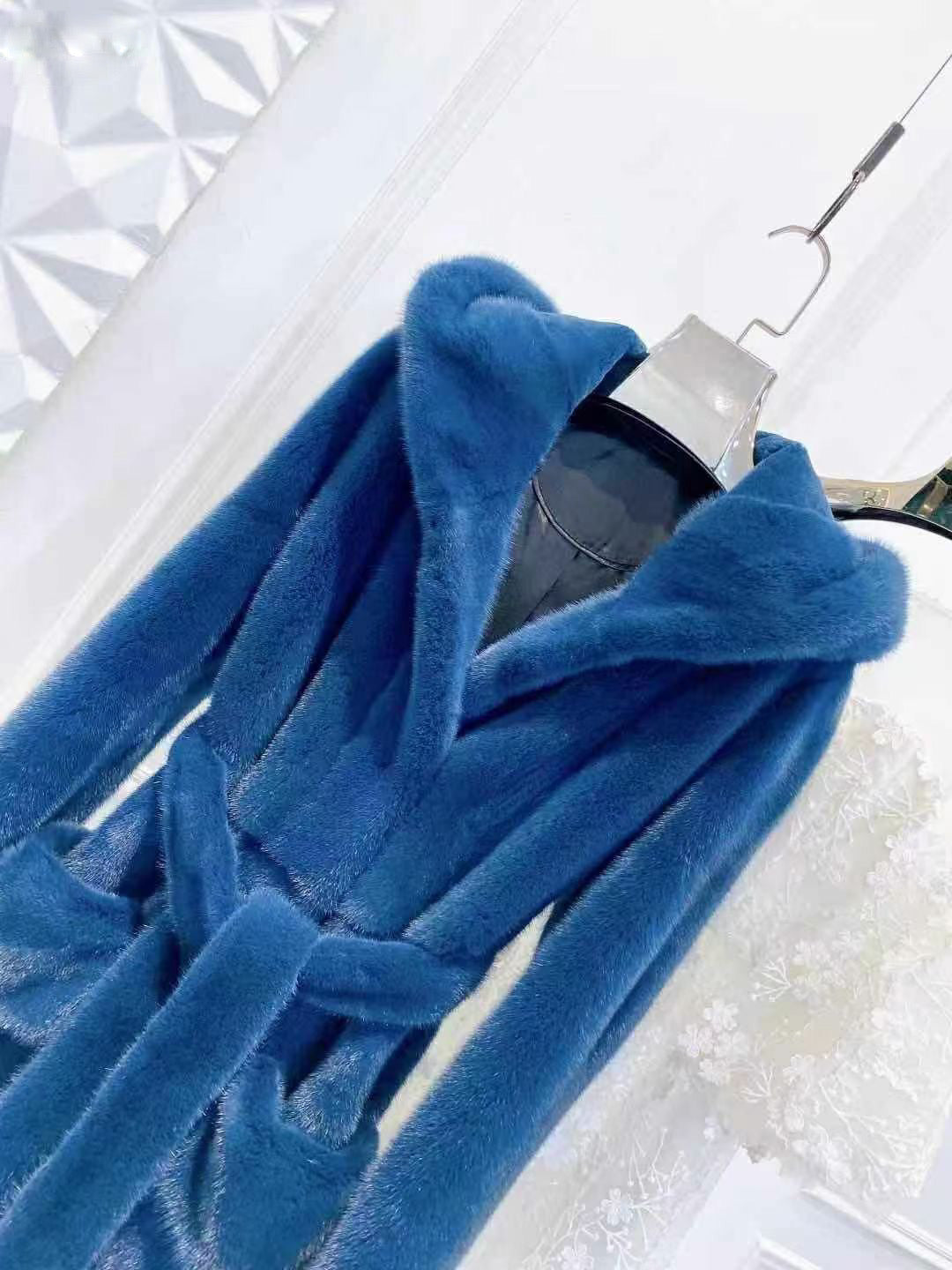 معطف فرو المنك الدنماركي